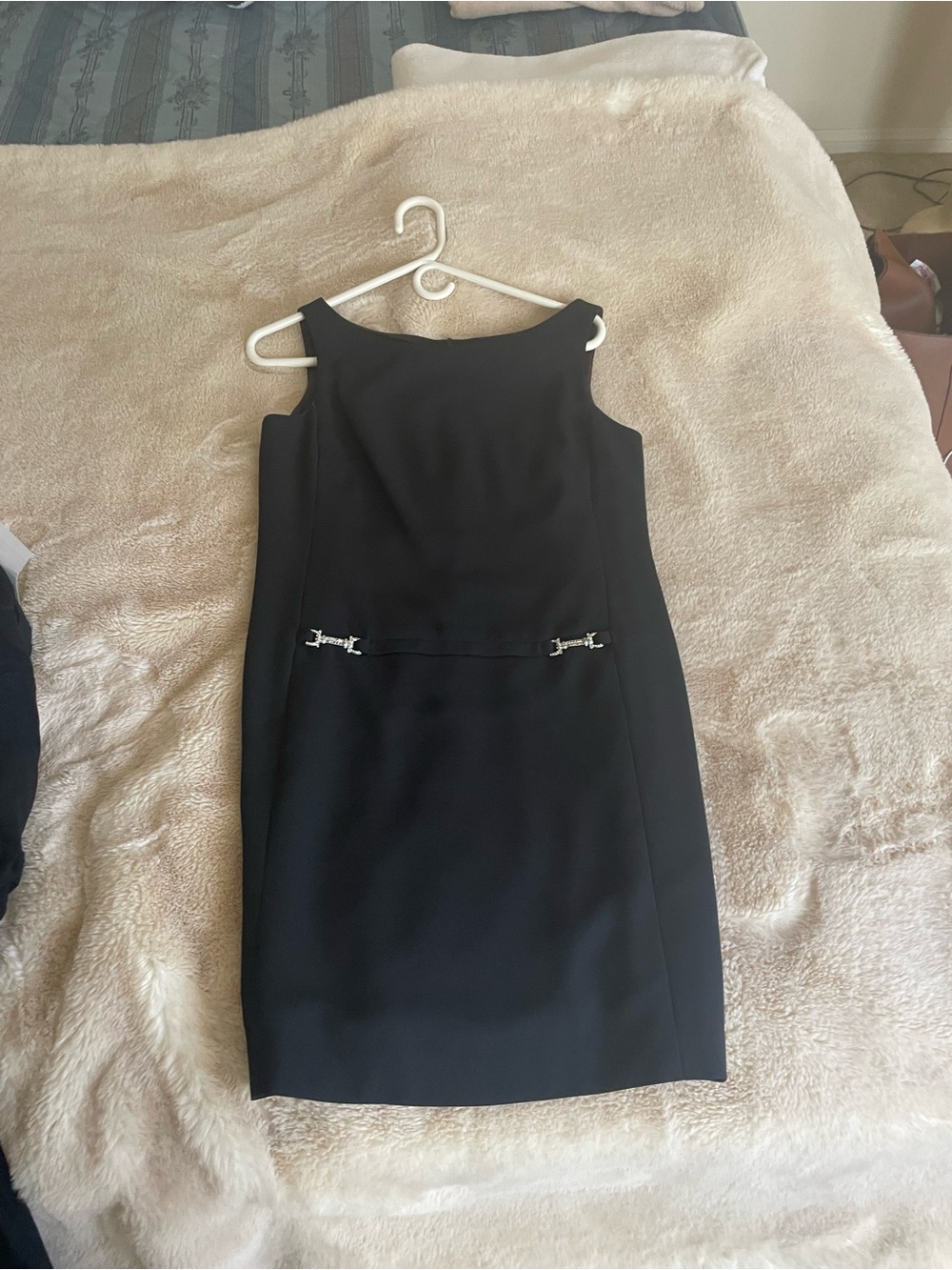 Classic Black Sleeveless Sheath Cocktail Dress with Decorative Buckles